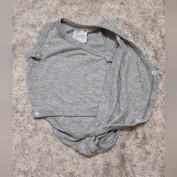 Uniqlo Light Gray Baby Onesie - Picture 4 of 5